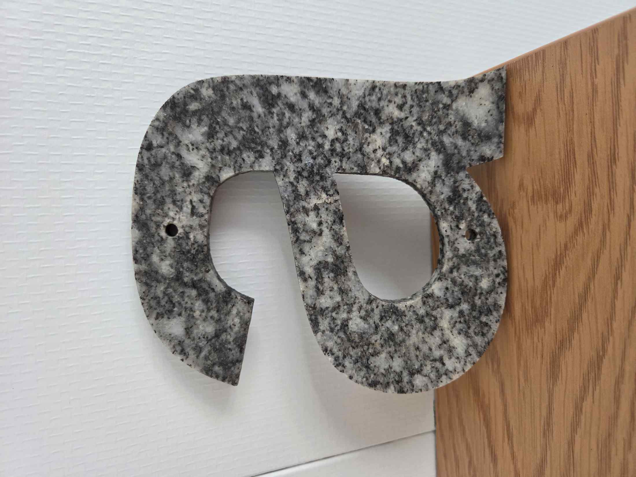 granittbenkeplate med unikt mønster